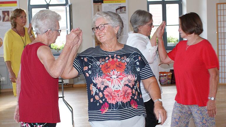 Die Sommeracher 'Tanzmädels' üben Standard-, Gassen-, Rund- und Kreistänze.
