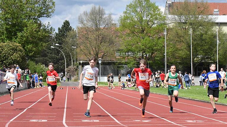 Gleich fünf Siege bei den Kreismeisterschaften in Bad Kissingen gingen auf das Konto von Marc Weber vom  FC Rottershausen (Nr. 2318) und Max Granich (2452) vom TSV Oberthulba. Unser Bild stammt vom 75-Meter-Sprint der M12.       -  Gleich fünf Siege bei den Kreismeisterschaften in Bad Kissingen gingen auf das Konto von Marc Weber vom  FC Rottershausen (Nr. 2318) und Max Granich (2452) vom TSV Oberthulba. Unser Bild stammt vom 75-Meter-Sprint der M12.