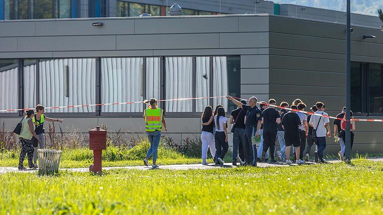 Am Tag nach der Tat haben Mitarbeiterinnen und Mitarbeiter der Polizei und psychologischer Krisenteams Jugendliche zum Gedenkort begleitet. Am Tag nach der Tat haben Mitarbeiterinnen und Mitarbeiter der Polizei und psychologischer Krisenteams Jugendliche zum Gedenkort begleitet.