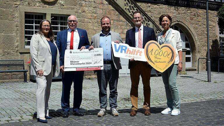 Das Foto bei der Spendenübergabe zeigt (von links) Susanne Orf (Leiterin Tourismus und Marketing Ostheim v. d. Rhön), Georg Straub (Sparkasse Bad Neustadt a. d. Saale), Bürgermeister Steffen Malzer, Peter Suckfüll (VR-Bank), und Tonya Schulz (texTDesign). Das Video ist online abrufbar unter rhoener-wurstmarkt.de. Das Foto bei der Spendenübergabe zeigt (von links) Susanne Orf (Leiterin Tourismus und Marketing Ostheim v. d. Rhön), Georg Straub (Sparkasse Bad Neustadt a. d. Saale), Bürgermeister Steffen Malzer, Peter Suckfüll (VR-Bank), und Tonya Schulz (texTDesign). Das Video ist online abrufbar unter rhoener-wurstmarkt.de.