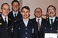 Kreisbrandmeister Markus Ungerer (vorne von links) ehrte Udo Bernard und Ralf Lederer für 25 Jahre aktiven Feuerwehrdienst. Den Geehrten gratulierten (hinten von links) Kommandant Ullrich Luckert und Bürgermeister Gerhard Schenkel.FOTO: Hartmut Hess