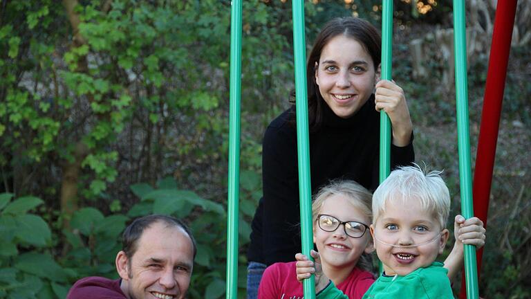 Rene Wolf (rechts) aus Fuchsstadt lebt mit seiner Mutter Silvia seit fast zwei Monaten in Spanien. Vater Rainer Kippes und Schwester Pia besuchten die Beiden über die Feiertage in Barcelona. Steffen Standke - Rene Wolf (rechts) aus Fuchsstadt lebt mit seiner Mutter Silvia seit fast zwei Monaten in Spanien. Vater Rainer Kippes und Schwester Pia besuchten die Beiden über die Feiertage in Barcelona. Steffen Standke Rene Wolf (rechts) aus Fuchsstadt lebt mit seiner Mutter Silvia seit fast zwei Monaten in Spanien. Vater Rainer Kippes und Schwester Pia besuchten die Beiden über die Feiertage in Barcelona. Steffen Standke - Rene Wolf (rechts) aus Fuchsstadt lebt mit seiner Mutter Silvia seit fast zwei Monaten in Spanien. Vater Rainer Kippes und Schwester Pia besuchten die Beiden über die Feiertage in Barcelona. Steffen Standke