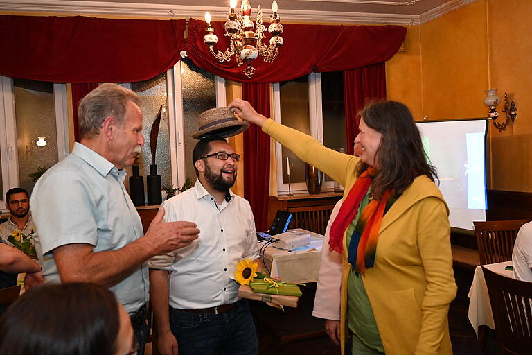 Was ist wohl unter dem Hut? Gelöste Stimmung bei der Wahlparty der Grünen nach dem bisher besten Bundesergebnis (von links): MdL Paul Knoblach, Vorstandsprecher und Direktkandidat Nicolas Lommatzsch und Ex-Kreisrätin Birgid Röder. Was ist wohl unter dem Hut? Gelöste Stimmung bei der Wahlparty der Grünen nach dem bisher besten Bundesergebnis (von links): MdL Paul Knoblach, Vorstandsprecher und Direktkandidat Nicolas Lommatzsch und Ex-Kreisrätin Birgid Röder.
