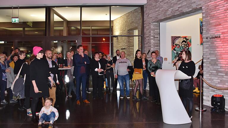 Krystyna Kuhn (rechts) hielt am Freitag Abend die Laudatio bei der Eröffnung der neuen Ausstellung 'Glut' in der Lohrer Stadthalle. Krystyna Kuhn (rechts) hielt am Freitag Abend die Laudatio bei der Eröffnung der neuen Ausstellung 'Glut' in der Lohrer Stadthalle. 