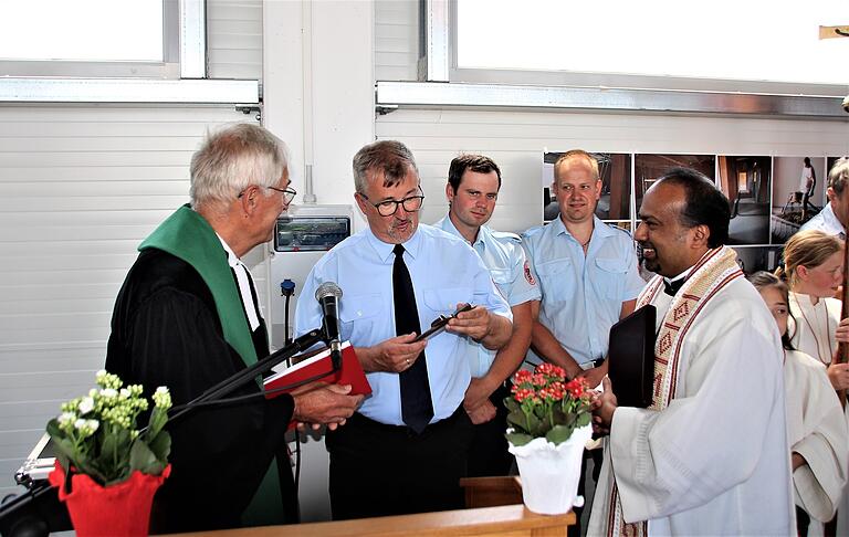 Ein Kreuz als Geschenk nahm Geiselwinds Bürgermeister Ernst Nickel (2. von links) von Dekan Hanspeter Kern (links) und Pfarrer Joseph (re.) entgegen. Ein Kreuz als Geschenk nahm Geiselwinds Bürgermeister Ernst Nickel (2. von links) von Dekan Hanspeter Kern (links) und Pfarrer Joseph (re.) entgegen.