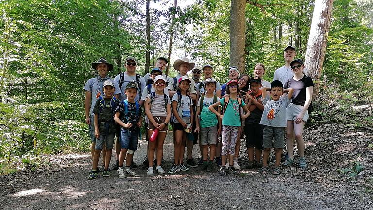 Gemeinsame Wanderung auf dem Naturlehrpfad. Gemeinsame Wanderung auf dem Naturlehrpfad.
