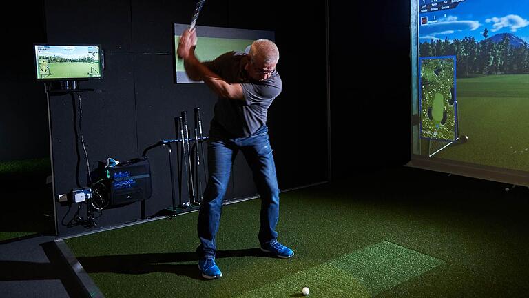 In der Kitzinger itWheels-Arena gibt es einen Simulator, an dem Golfer ihre Schlaggenauigkeit verbessern können. Nicht-Golfer haben Spaß bei einer Runde Mini-Golf. In der Kitzinger itWheels-Arena gibt es einen Simulator, an dem Golfer ihre Schlaggenauigkeit verbessern können. Nicht-Golfer haben Spaß bei einer Runde Mini-Golf. 