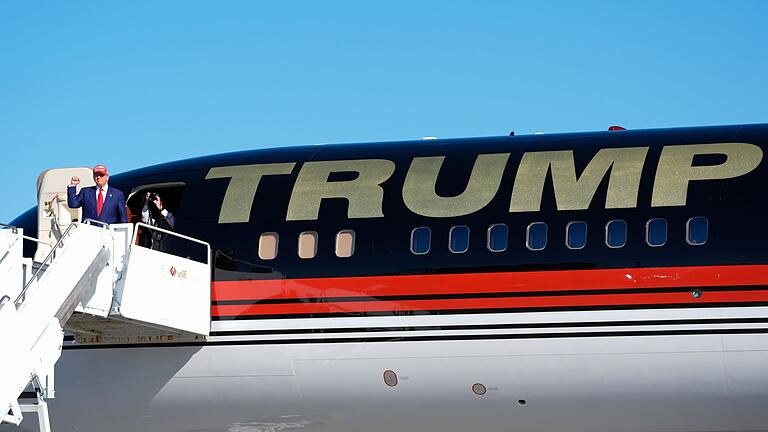 Wahlkampf in den USA - Trump in Michigan       -  Trump steigt aus seinem Flugzeug