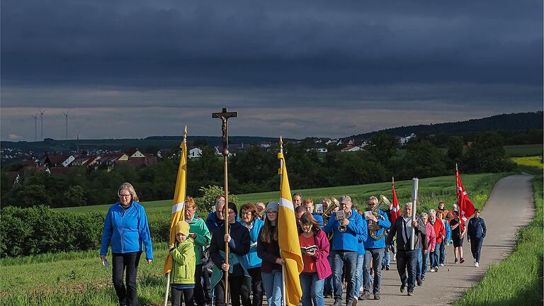 Gottes Segen: Für dieses Bild von einer Flurprozession zwischen Burglauer und Niederlauer bekam der Fotograf bei der Bezirksfotoschau eine Urkunde.       -  Gottes Segen: Für dieses Bild von einer Flurprozession zwischen Burglauer und Niederlauer bekam der Fotograf bei der Bezirksfotoschau eine Urkunde.