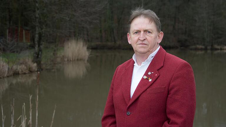 Roger Treubert an seinem Lieblingsplatz: Dem Tieftalsee in Oberlauringen. Er tritt bei der Bürgermeisterwahl für die SPD an. Roger Treubert an seinem Lieblingsplatz: Dem Tieftalsee in Oberlauringen. Er tritt bei der Bürgermeisterwahl für die SPD an. 