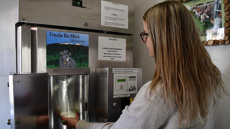 In der Rhön gibt es mehrere Milchtankstellen, die von Rhöner Milchbauern betrieben werden. Foto: Zarah Greiner - In der Rhön gibt es mehrere Milchtankstellen, die von Rhöner Milchbauern betrieben werden. Foto: Zarah Greiner In der Rhön gibt es mehrere Milchtankstellen, die von Rhöner Milchbauern betrieben werden. Foto: Zarah Greiner - In der Rhön gibt es mehrere Milchtankstellen, die von Rhöner Milchbauern betrieben werden. Foto: Zarah Greiner