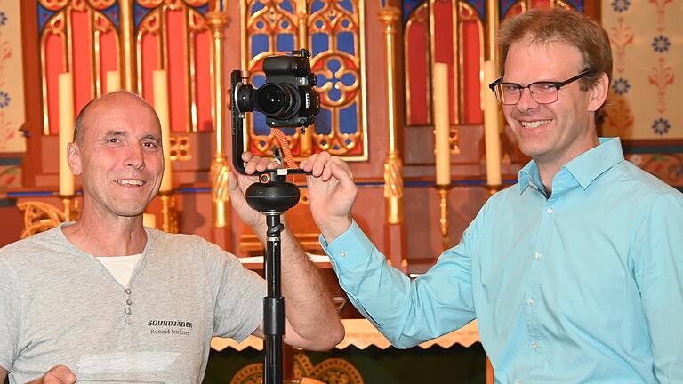 Ronald Jenkner (links) und Tilo Hemmert befassen sich seit längerem schon mit einem digitalen Führer für die beiden Erlacher Kirchen. Der digitale Denkmaltag passt ihnen deshalb gut ins Konzept. Ronald Jenkner (links) und Tilo Hemmert befassen sich seit längerem schon mit einem digitalen Führer für die beiden Erlacher Kirchen. Der digitale Denkmaltag passt ihnen deshalb gut ins Konzept.