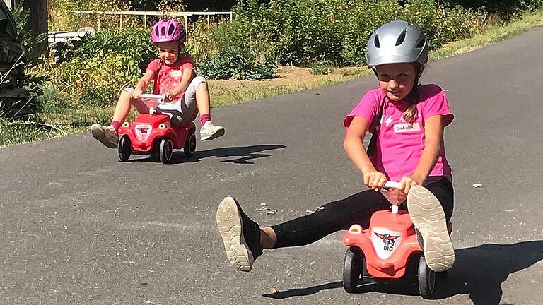 Schnell unterwegs waren die Kinder und Jugendlichen bei der Ferienspaß-Aktion der DJK-Sportjugend Schwemmelsbach, denn bei der Bobby-Car-Rallye ging es mit dem Rutschauto den Berg hinunter.