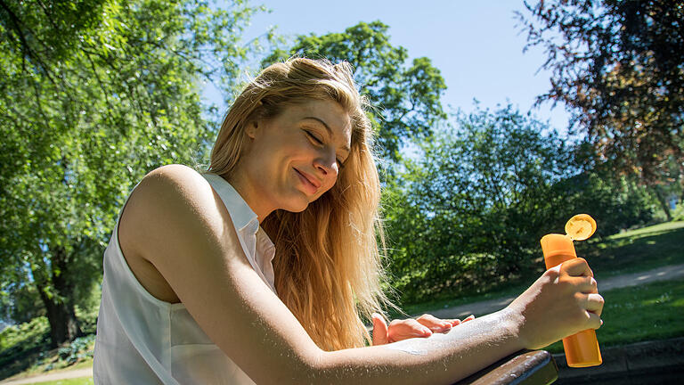 Sonnencreme Lichtschutzfaktor Bedeutung.jpg       -  Wenn die Sonne rauskommt ist Sonnenschutz wichtig. Doch was bedeutet eigentlich SPF, Lichtschutzfaktor und Co.?