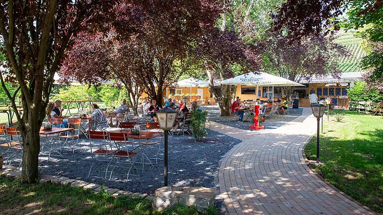 Der neu renovierte Biergarten 'Hugo's' eröffnete passend zur neuen Saison am Radweg zwischen Würzburg und Randersacker. Der neu renovierte Biergarten 'Hugo's' eröffnete passend zur neuen Saison am Radweg zwischen Würzburg und Randersacker.