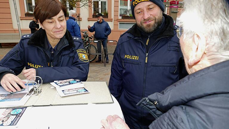 Seniorinnen und Senioren sind häufiger von Schockanrufen betroffen. Die Polizeioberkommissare Stefanie Försch und Christian Blum informierten auf dem Karlstadter Marktplatz über die Gefahren von Callcenterbetrügereien. Seniorinnen und Senioren sind häufiger von Schockanrufen betroffen. Die Polizeioberkommissare Stefanie Försch und Christian Blum informierten auf dem Karlstadter Marktplatz über die Gefahren von Callcenterbetrügereien.