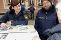 Seniorinnen und Senioren sind häufiger von Schockanrufen betroffen. Die Polizeioberkommissare Stefanie Försch und Christian Blum informierten auf dem Karlstadter Marktplatz über die Gefahren von Callcenterbetrügereien.