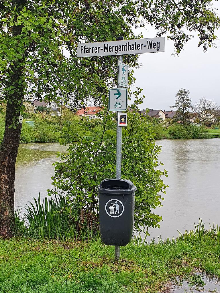 Deutlich sichtbar hängen rund um den Hohenröther See die Abfallbehälter für die Hunde-Kotbeutel. Die Hundebesitzer ignorieren sie jedoch.
