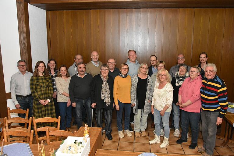 Sie machen sich stark für die künftigen Bewohner der Senioreneinrichtung im Herzen von Uettingen - die Mitglieder des Förderverein 'Freunde des Seniorenheims Uettingen'. Die Gründungsmitglieder des Fördervereins 'Freunde des Seniorenheims Uettingen' wollen als Bindungsglied zwischen Pflege und Dorfgemeinschaft wirken. Sie machen sich stark für die künftigen Bewohner der Senioreneinrichtung im Herzen von Uettingen - die Mitglieder des Förderverein 'Freunde des Seniorenheims Uettingen'. Die Gründungsmitglieder des Fördervereins 'Freunde des Seniorenheims Uettingen' wollen als Bindungsglied zwischen Pflege und Dorfgemeinschaft wirken.