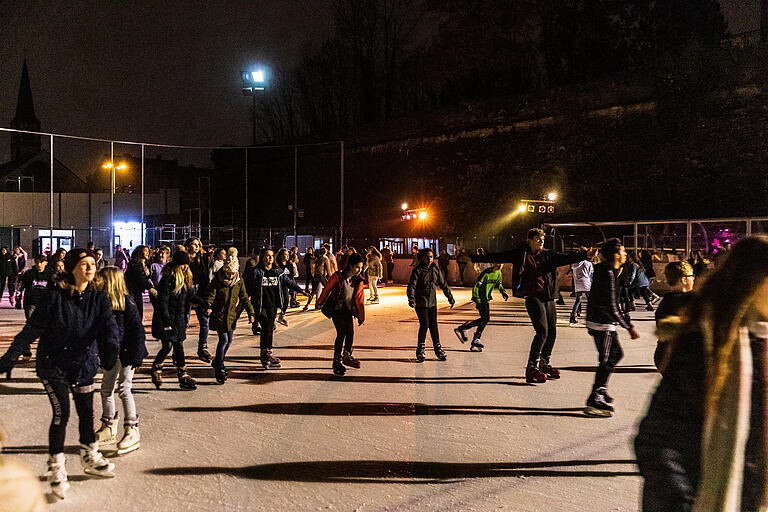 Über 800 Menschen, vornehmlich Jugendliche, besuchen die erste Eisbahn-Disco der Saison auf der runderneuerten Eisbahn am Nigglweg in Würzburg.