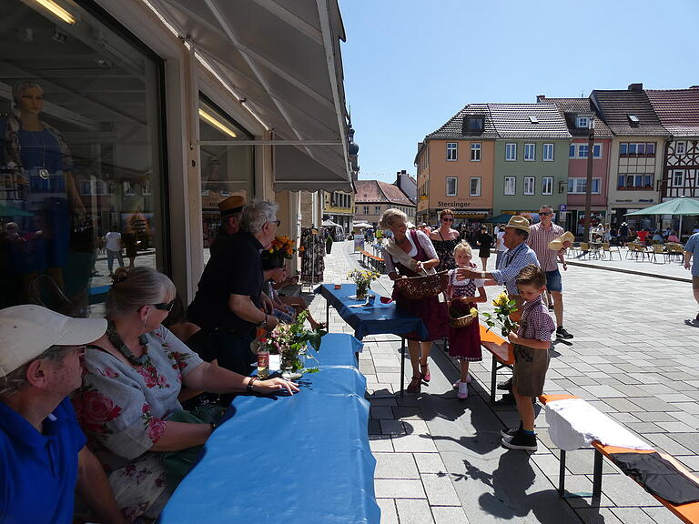 Die frisch gekürte Rosenkönigin Andrea verteilte mit ihren Kindern und Otto Sum Rosen in der Stadt.