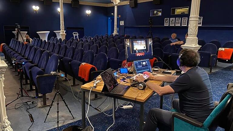 Die Aktion #StadtSchoppenDahemm fand im Kitzinger Kino Roxy statt. Es gab über 20 000 Online-Zuschauer in vier Wochen. Die Aktion #StadtSchoppenDahemm fand im Kitzinger Kino Roxy statt. Es gab über 20 000 Online-Zuschauer in vier Wochen.