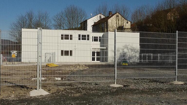 Der Container-Kindergarten am Bahnhofsgelände steht. Geplant ist der Start nun für den 4. April. Foto: Rebecca Vogt - Der Container-Kindergarten am Bahnhofsgelände steht. Geplant ist der Start nun für den 4. April. Foto: Rebecca Vogt Der Container-Kindergarten am Bahnhofsgelände steht. Geplant ist der Start nun für den 4. April. Foto: Rebecca Vogt - Der Container-Kindergarten am Bahnhofsgelände steht. Geplant ist der Start nun für den 4. April. Foto: Rebecca Vogt