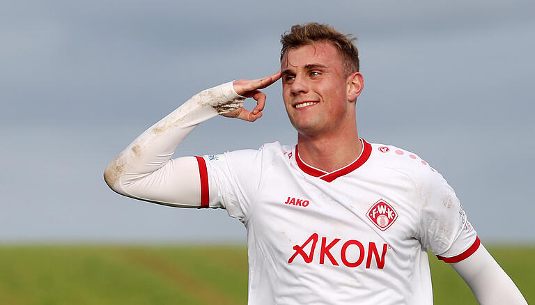 Die Ausleihe von Abwehrspieler Felix Göttlicher wurde verlängert. Die Ausleihe von Abwehrspieler Felix Göttlicher wurde verlängert.