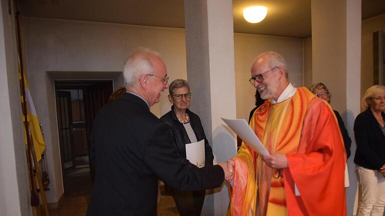 Verabschiedung langjähriger Sängerinnen und Sänger  beim Kirchenchor in Schondra       -  Verabschiedung langjähriger Sängerinnen und Sänger  beim Kirchenchor in Schondra