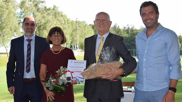 Die Übergabe der Urkunde an Richard Knaier bildete den Höhepunkt einer harmonischen Feier mit (von links) Bürgermeister Holger Schmitt, Ehefrau Jutta Knaier und dem stellvertretenden Bürgermeister Andre Mauer. Die Übergabe der Urkunde an Richard Knaier bildete den Höhepunkt einer harmonischen Feier mit (von links) Bürgermeister Holger Schmitt, Ehefrau Jutta Knaier und dem stellvertretenden Bürgermeister Andre Mauer.