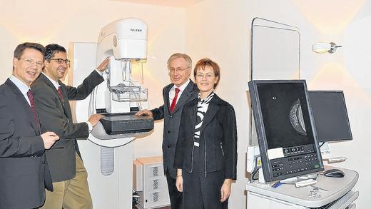 Modernste Medizintechnik: Die neuartige digitale Mammografie-Anlage &bdquo;Amulet&ldquo; wurde in der Radiologie Schweinfurt im Ärztehaus am St. Josefs-Krankenhaus in Betrieb genommen. Von links Oberbürgermeister Sebastian Remelé, Dr. Peter Schnarkowski, Prof. Jean-Michel Friedrich und Dr. Andrea Heider-Harlos.