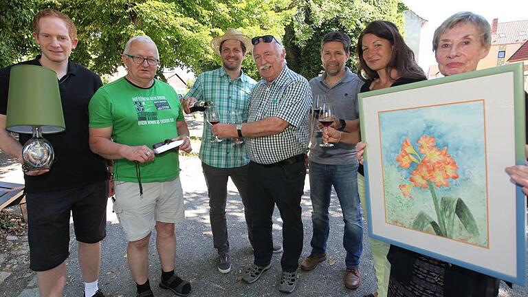 Am Sonntag, 25. Juni, verwandelt sich der Gerolzhöfer Grüngürtel bei &bdquo;Kunst + Kulinarisches&ldquo; wieder in eine große Flaniermeile. Darauf freuen sich schon jetzt die Organisatoren sowie einige der Aussteller und Anbieter (von links): Stefan Kröber, Bernhard Radler, Florian Loos, Rudi Kühl, Helmut Kneißl, Kerstin Krammer-Kneißl und Hildburg Aue.