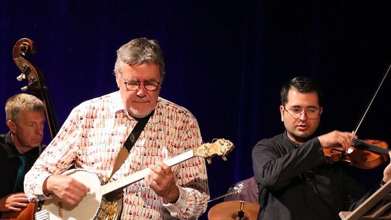 Banjo-Spieler Bernd Otto (links) und der Leiter der Staatsbad Philharmonie, Burghard Toelke, spielten im vergangenen Jahr im Kurtheater zum ersten Mal vor Publikum zusammen. Am Samstag, 8. Juni, gibt es eine Neuauflage des Klang-Experiments. Foto: Ralf Ruppert       -  Banjo-Spieler Bernd Otto (links) und der Leiter der Staatsbad Philharmonie, Burghard Toelke, spielten im vergangenen Jahr im Kurtheater zum ersten Mal vor Publikum zusammen. Am Samstag, 8. Juni, gibt es eine Neuauflage des Klang-Experiments. Foto: Ralf Ruppert