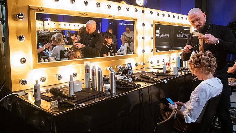Schminke, Styling, Smartphone, Story: Die wohl am meisten gefallenen Worte im Backstage-Bereich kurz vor Beginn des Finales. Schminke, Styling, Smartphone, Story: Die wohl am meisten gefallenen Worte im Backstage-Bereich kurz vor Beginn des Finales. 