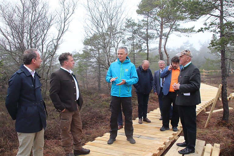 Immer wieder wurde auch rege diskutiert. Das Bild zeigt (von links) Staatsminister Thorsten Glauber, den zuständigen Forstamtsleiter Heiko Stölzner, Thomas Keller von der Regierung von Unterfranken, Michael Geier vom Biosphärenreservat, den stellvertretenden Landrat von Bad Kissingen Gotthard Schlereth, den Landtagsabgeordneten&nbsp; Gerald Pittner (Freie Wähler) und Landrat Thomas Habermann.