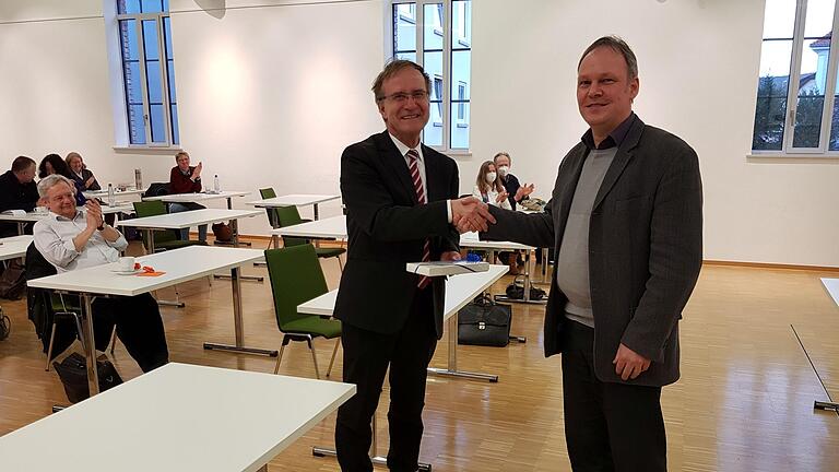 Dekan Till Roth (rechts) dankt Peter Zimmerling, Leipzig, für seine Impulse beim theologischen Seminar in Lohr.
