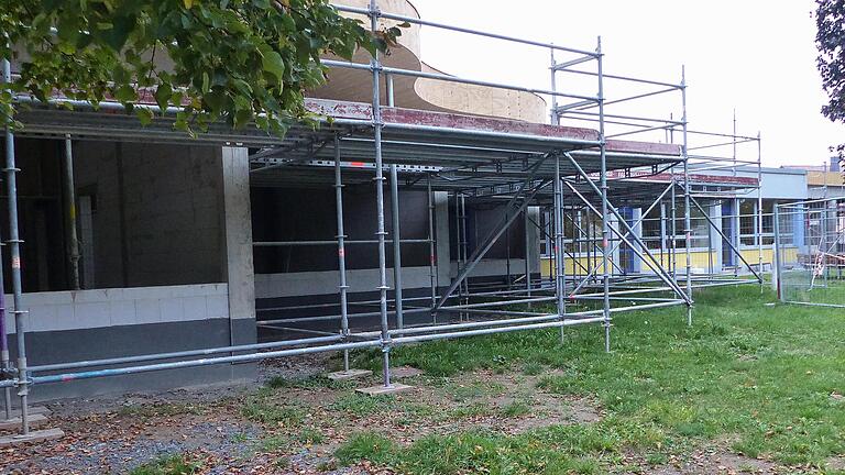 Da war er noch eingerüstet, der Kindergarten-Anbau in Ebenhausen. Die Sanierung des Kindergartens war das größte Projekt in Ebenhausen in der letzten Zeit. Foto: Archiv Hans-Peter Hepp - Da war er noch eingerüstet, der Kindergarten-Anbau in Ebenhausen. Die Sanierung des Kindergartens war das größte Projekt in Ebenhausen in der letzten Zeit. Foto: Archiv Hans-Peter Hepp Da war er noch eingerüstet, der Kindergarten-Anbau in Ebenhausen. Die Sanierung des Kindergartens war das größte Projekt in Ebenhausen in der letzten Zeit. Foto: Archiv Hans-Peter Hepp - Da war er noch eingerüstet, der Kindergarten-Anbau in Ebenhausen. Die Sanierung des Kindergartens war das größte Projekt in Ebenhausen in der letzten Zeit. Foto: Archiv Hans-Peter Hepp