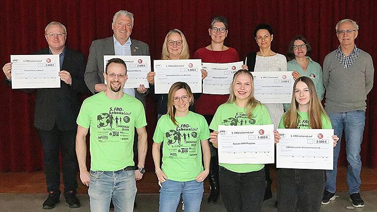 Strahlende Gesichter bei Spendern und Spendenempfängern. Die Spendenlauf-Organisatoren Martin Wolf (vorne von links),&nbsp; Ramona Pielenhofer, Schülersprecherinnen Sofia Pecht und Vanessa Bäuerlein und Schulleiter Martin Pöhner (hinten von links), Bürgermeister Jürgen Hennemann, Gisela Dautel, Katrin Ruppert, Alexandra Schmitz, Elternbeiratsvorsitzende Sabine Rauscher und Alois Zettelmeier.