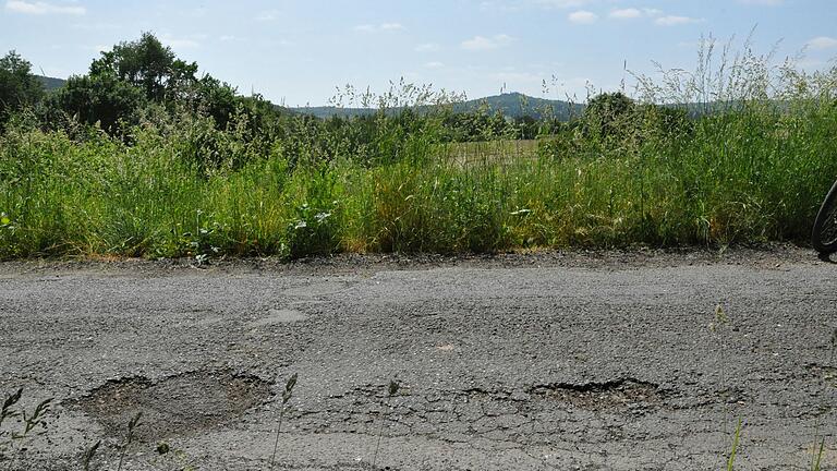 Die Straße ist in einem sehr schlechten Zustand. Die Straße ist in einem sehr schlechten Zustand.