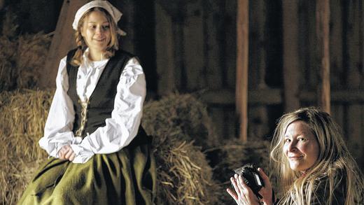 Müde, aber zufrieden: Kerstin Junker mit Model am Ende des Fototermins für ihre Mittelalter-Ausstellung. Sie soll ab 28. März zu sehen sein.