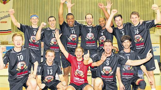 Meisterfeier: Der VC Eschenbacher Eltmann ist Meister der Dritten Liga Ost und steigt in die Zweite Volleyball-Bundesliga auf. Mit dabei waren hinten (von links) Jakob Weiß, Danut Mititelu, Kenneth Blanca, Christian Nowak, Spielertrainer Heriberto Quero, Sebastian Richter, Nicolas Bitsch sowie vorne Johannes Waigand, Kai Naumann, Max Kolbe, Marko Henke und Jens Werner. Meisterfeier: Der VC Eschenbacher Eltmann ist Meister der Dritten Liga Ost und steigt in die Zweite Volleyball-Bundesliga auf. Mit dabei waren hinten (von links) Jakob Weiß, Danut Mititelu, Kenneth Blanca, Christian Nowak, Spielertrainer Heriberto Quero, Sebastian Richter, Nicolas Bitsch sowie vorne Johannes Waigand, Kai Naumann, Max Kolbe, Marko Henke und Jens Werner.