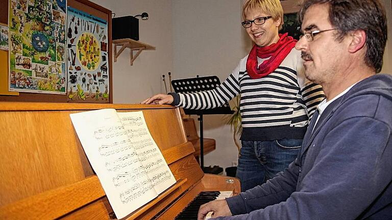 Immer mehr Erwachsene erfüllen sich in späteren Jahren einen in der Jugend nicht in Erfüllung gegangenen Wunsch und beginnen im Erwachsenenalter ein Instrument zu zu lernen &ndash; wie hier Elmar Rottmann an der Musikschule Arnstein bei Klavierlehrerin Susanne Fricke.