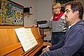 Immer mehr Erwachsene erfüllen sich in späteren Jahren einen in der Jugend nicht in Erfüllung gegangenen Wunsch und beginnen im Erwachsenenalter ein Instrument zu zu lernen &ndash; wie hier Elmar Rottmann an der Musikschule Arnstein bei Klavierlehrerin Susanne Fricke.