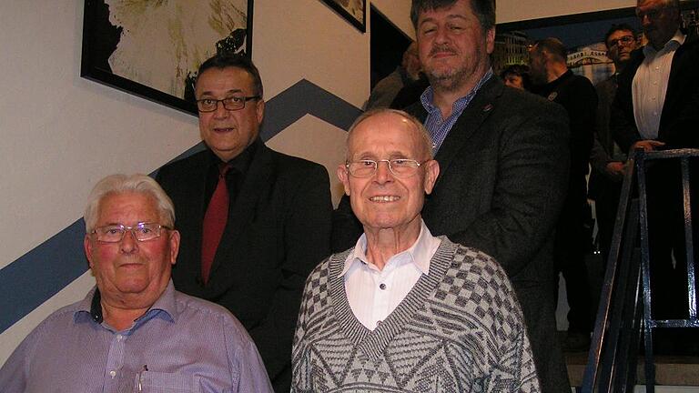 Die höchste Auszeichnung in der Versammlung der Gewerkschaft NGG in Ochsenfurt erhielt Hermann Reulein (vorne links), der seit 65 Jahren Mitglied ist. Für 50 Jahre wurde Gerhard Endres (vorne rechts) geehrt. Regionsgeschäftsführer Ibo Ocak (hinten links) und Ortsstellenvorsitzender Ernst Valentin (hinten rechts) gratulierten.