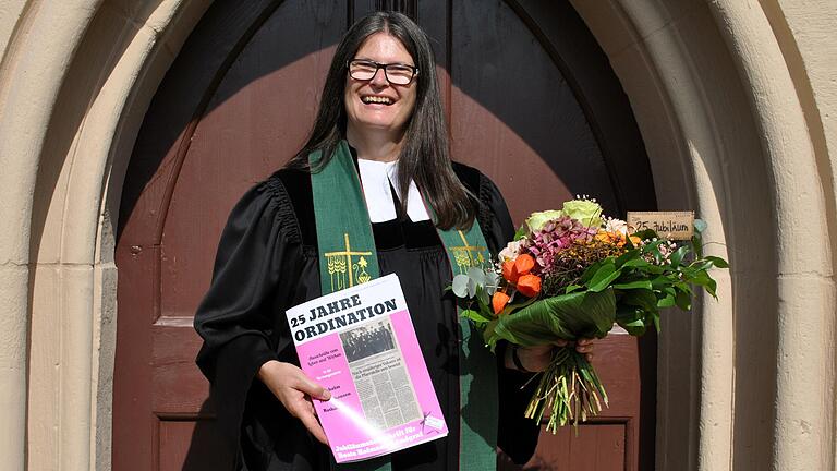 Pfarrerin Beate Hofmann-Landgraf ist zuständig für die Gemeinden Höchheim, Irmelshausen und Rothausen und begeht ihr 25. Ordinationsjubiläum.