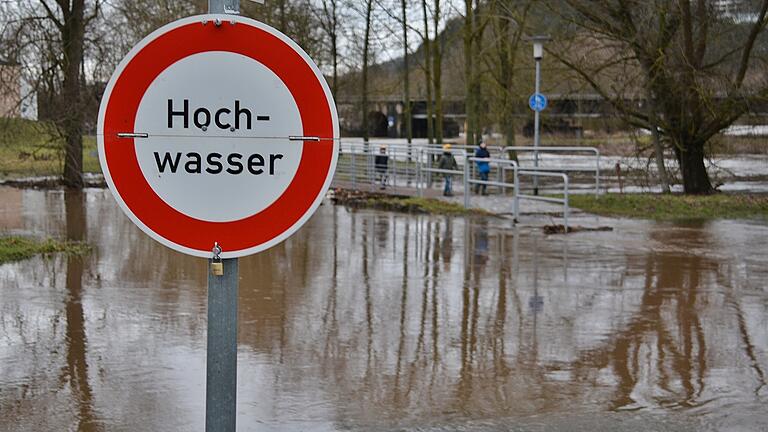 Gesperrt war der Fußweg über die Brend bei Bad Neustadt. Überflutet waren auch weite Teil des Kurgartens. Gesperrt war der Fußweg über die Brend bei Bad Neustadt. Überflutet waren auch weite Teil des Kurgartens.