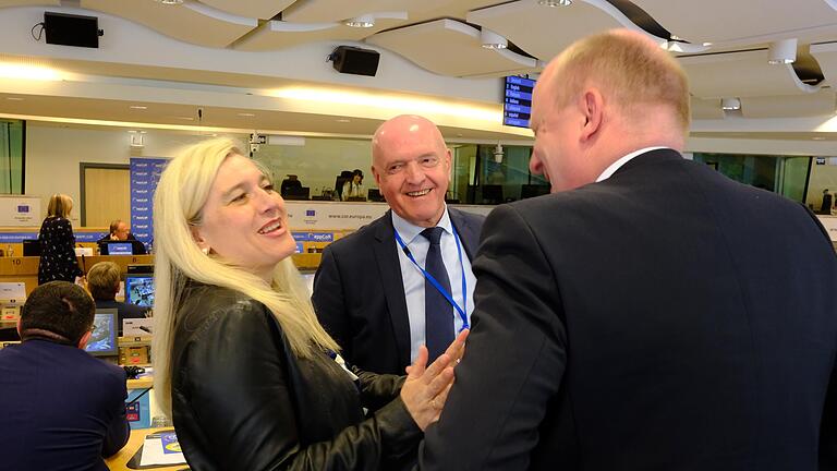 Netzwerken ist wichtig: Landrat Thomas Habermann beim Smalltalk mit Europa-Staatssekretärin Melanie Huml und Uwe Becker (CDU-Bürgermeisterkandidat in Frankfurt 2022).