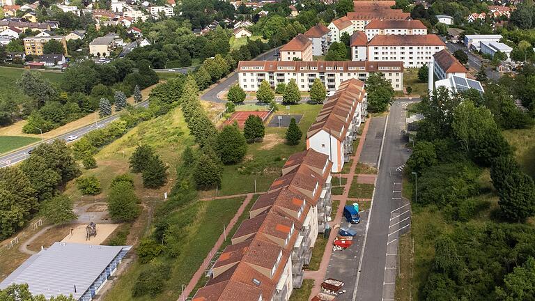 Das Wohngebiet Marshall Heights in Kitzingen. Links im Bild auf der Grünfläche soll das neue Einkaufszentrum entstehen, das an die B 8 ganz links angeschlossen werden muss. Das Wohngebiet Marshall Heights in Kitzingen. Links im Bild auf der Grünfläche soll das neue Einkaufszentrum entstehen, das an die B 8 ganz links angeschlossen werden muss.