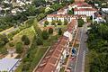Das Wohngebiet Marshall Heights in Kitzingen. Links im Bild auf der Grünfläche soll das neue Einkaufszentrum entstehen, das an die B 8 ganz links angeschlossen werden muss.
