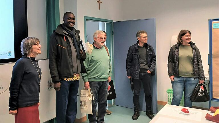 Abbé Etienne Ndéné Ndong, Direktor der Caritas in der Diözese Kaolack, zu Besuch im Klassenzimmer an unserer Landwirtschaftsschule Schweinfurt. Abbé Etienne Ndéné Ndong, Direktor der Caritas in der Diözese Kaolack, zu Besuch im Klassenzimmer an unserer Landwirtschaftsschule Schweinfurt.